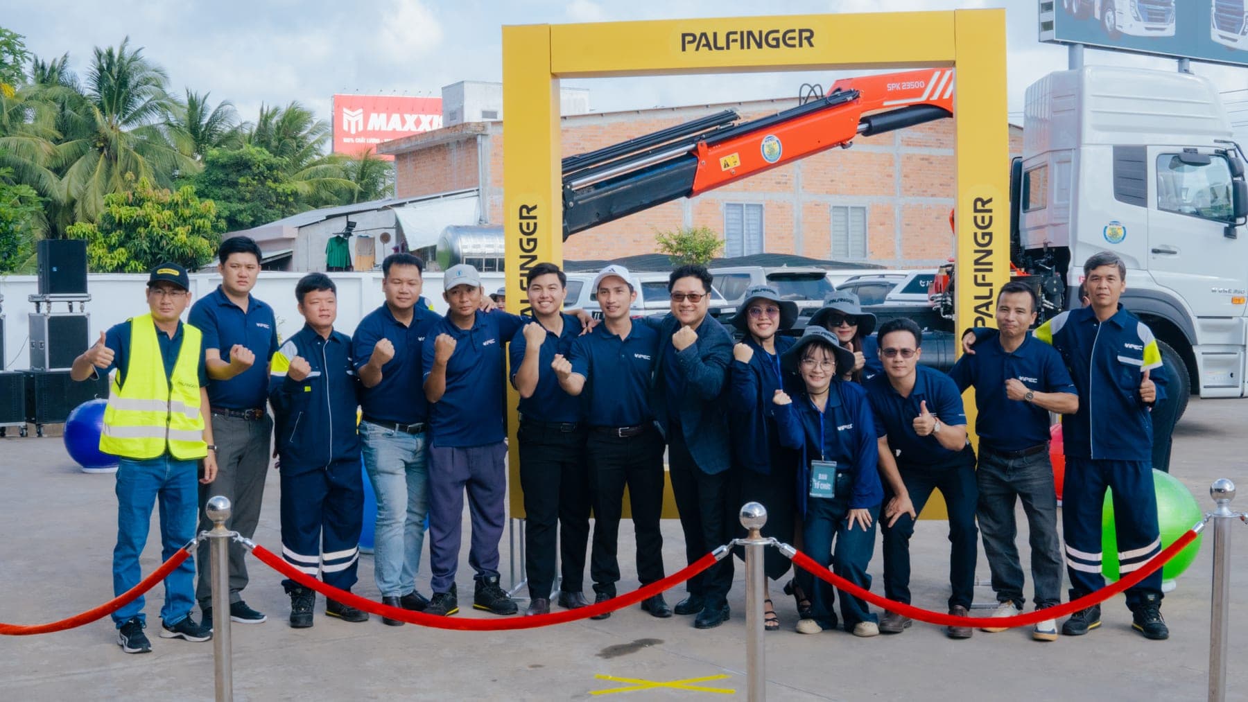Đội ngũ PALFINGER VIPEC tại sự kiện ra mắt sản phẩm